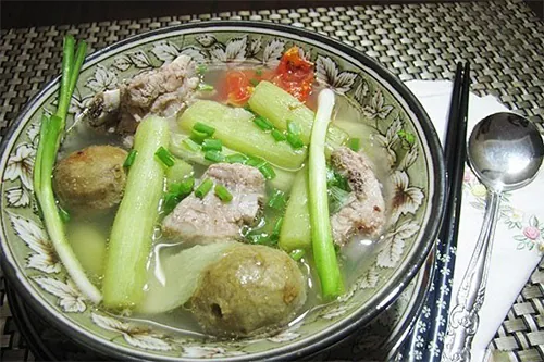 Nhớ canh xương dọc mùng nấu sấu chua của mẹ quá