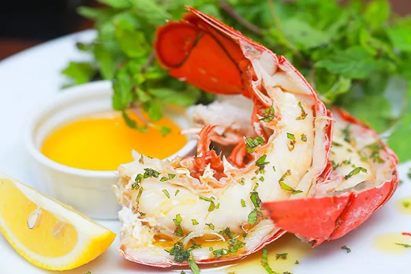Bật mí cho các nhà nội trợ cách luộc đuôi tôm hùm đơn giản mà siêu hấp dẫn