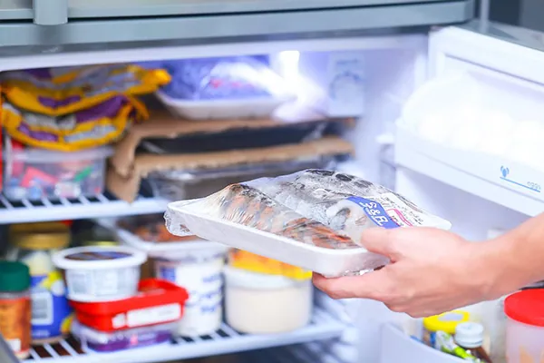 Bật mí cho các nhà nội trợ cách luộc đuôi tôm hùm đơn giản mà siêu hấp dẫn