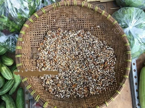 Chảy nước miếng với món bọ nhảy có bụi phấn trắng như là vôi