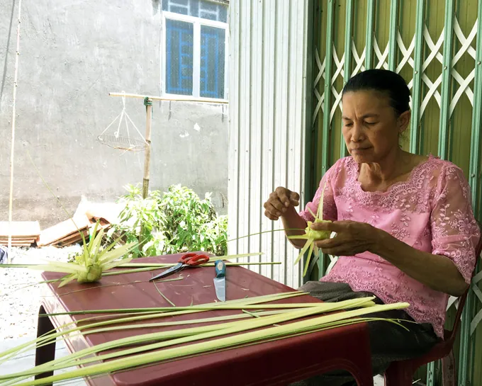 Chỉ có duy nhất ở An Giang: Loại bánh gói bằng lá thốt nốt cực lạ mắt này