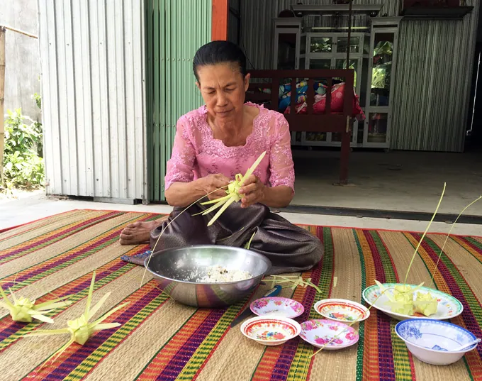 Chỉ có duy nhất ở An Giang: Loại bánh gói bằng lá thốt nốt cực lạ mắt này
