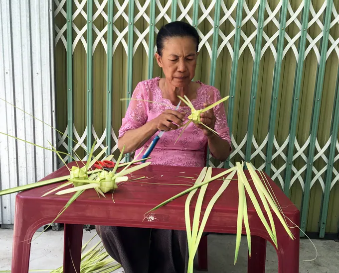 Chỉ có duy nhất ở An Giang: Loại bánh gói bằng lá thốt nốt cực lạ mắt này