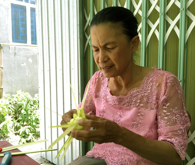 Chỉ có duy nhất ở An Giang: Loại bánh gói bằng lá thốt nốt cực lạ mắt này