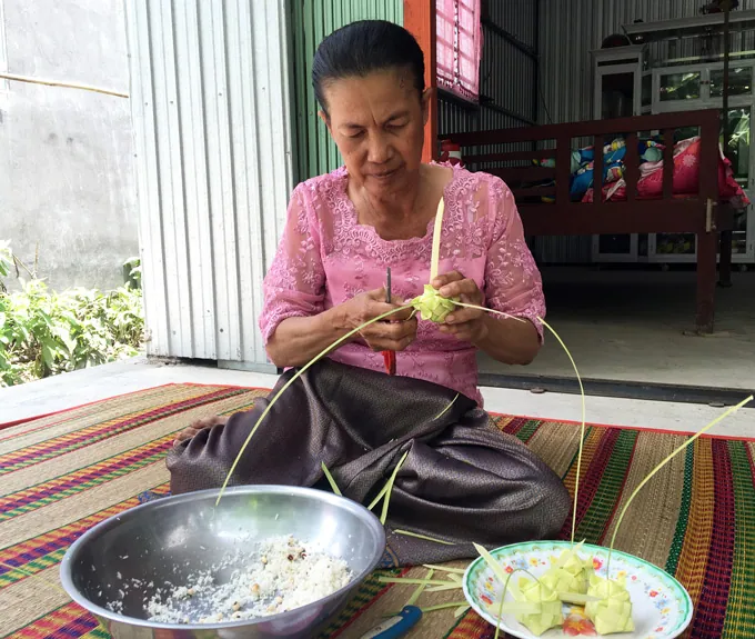 Chỉ có duy nhất ở An Giang: Loại bánh gói bằng lá thốt nốt cực lạ mắt này