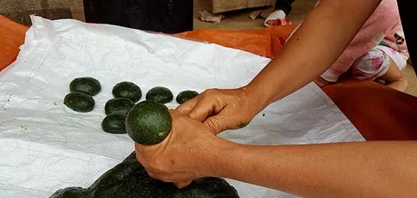 Kỳ công làm đặc sản “xanh lét”, tên nghe bí hiểm vị ngon đến không ngờ